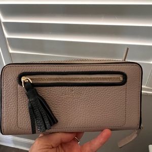 Description
Kate Spade Chester Street Neda Wallet Clutch Almond / Black